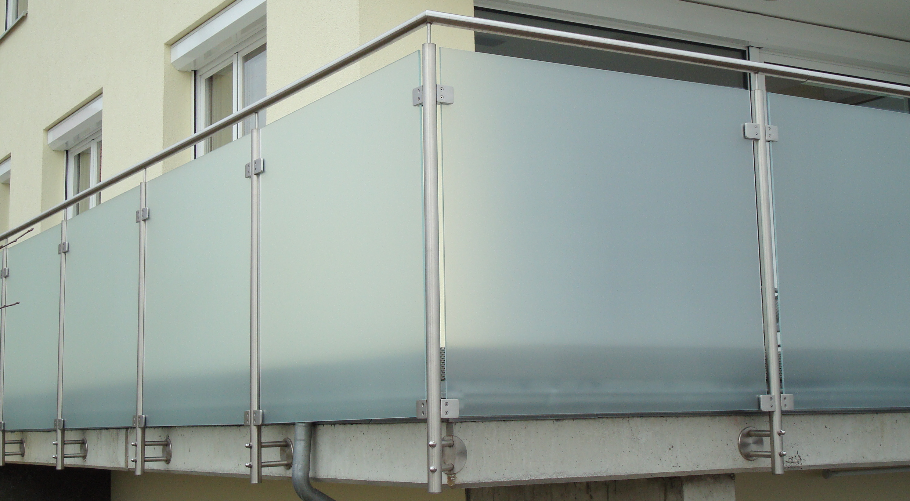 Balkongeländer mit Handlauf