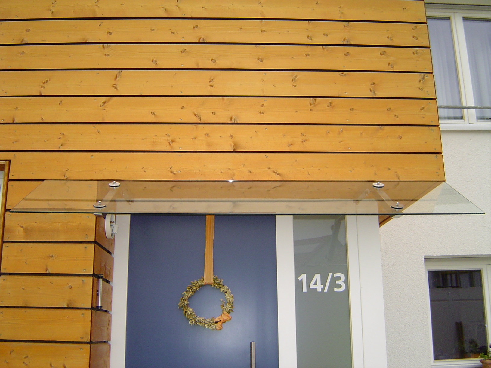 Glasvordach auf Halterungen