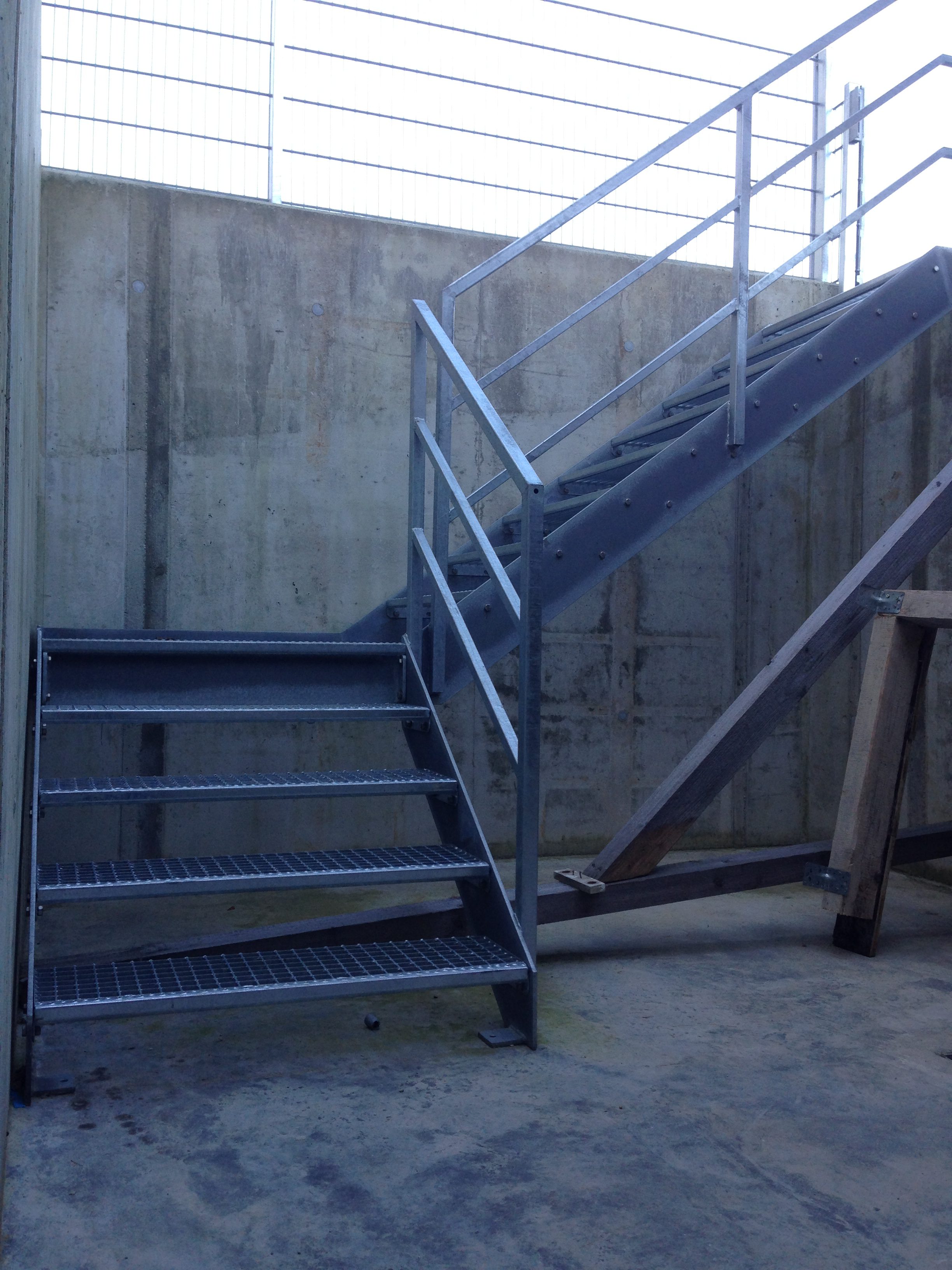 Stahlwangentreppe verzinkt